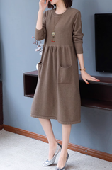 Lässiges, einfarbiges Strickkleid mit Taschen und Schlitz