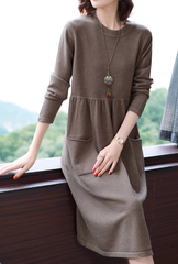 Lässiges, einfarbiges Strickkleid mit Taschen und Schlitz