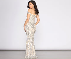 Vestidos con lentejuelas y hombros descubiertos de Clara