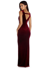 Salma tief in Samtkleidern