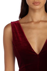 Salma tief in Samtkleidern