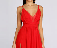 Angelique – Formelle Spitzenkleider mit hohem Schlitz