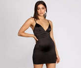 Tan sensual en minivestidos de satén