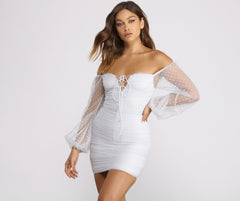 Minivestidos fruncidos con lunares y hombros descubiertos