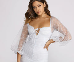 Minivestidos fruncidos con lunares y hombros descubiertos