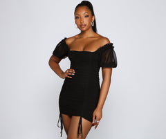 Gerafftes Minikleid mit Puffärmeln