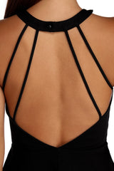 Chica con un vestido skater sin espalda