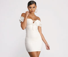 Minivestidos fruncidos con hombros descubiertos