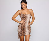 Minivestidos fruncidos con estampado de serpiente de estilo chic y atrevido