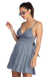 Chica con vestidos de crochet estilo patinadora