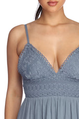 Chica con vestidos de crochet estilo patinadora