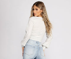 Süßes und lässiges, gestreiftes, geripptes Crop-Top