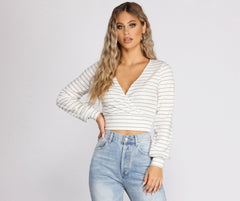 Süßes und lässiges, gestreiftes, geripptes Crop-Top