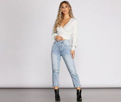 Süßes und lässiges, gestreiftes, geripptes Crop-Top