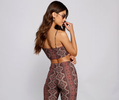 Top con lazo delantero y vibraciones bohemias llamativas