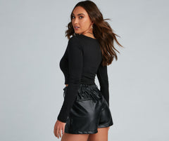 Servieren Sie es, kurzes Top