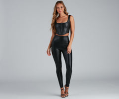 Lindo top corto de piel sintética con corsé