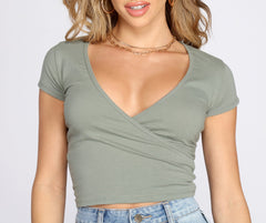 Kurzes Basic-Top mit Cutie-Muster