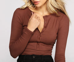 Top Henley de punto acanalado con botones en la parte delantera