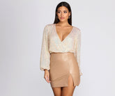 Top cruzado con lentejuelas por todas partes