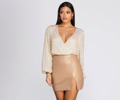 Top cruzado con lentejuelas por todas partes