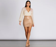 Top cruzado con lentejuelas por todas partes