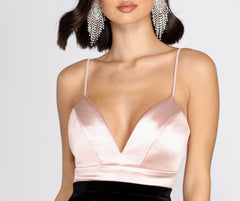 Regining im Satin-Bodysuit