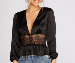 Schick und elegant im Satin-Top