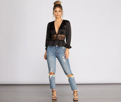 Schick und elegant im Satin-Top