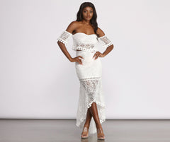 Top corto de crochet con hombros descubiertos