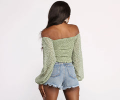 Blusa de gasa con hombros descubiertos y estampado de florecitas fruncido