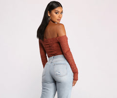 Top de encaje floral con hombros descubiertos