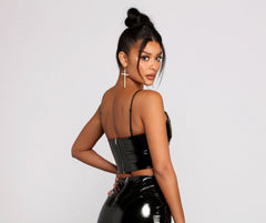 Top corto de charol sintético de Dangerous Woman