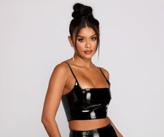 Top corto de charol sintético de Dangerous Woman