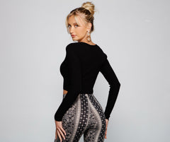 Top corto básico y elegante con detalle de botones