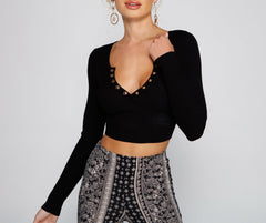 Top corto básico y elegante con detalle de botones