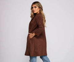 Un blazer de gamuza sintética con un aspecto elegante