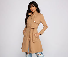 Raffinierte Trenchcoats aus Crêpe mit Gürtel