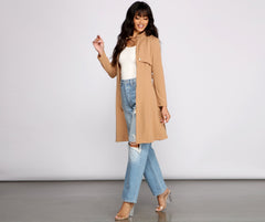 Raffinierte Trenchcoats aus Crêpe mit Gürtel