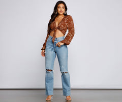 Top corto con mirada floral