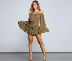 Mono de gasa con hombros descubiertos y estilo informal