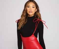 Klassische Miniröcke aus Kunstleder mit Hosenträgern