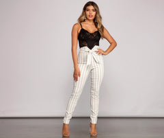 Pantalones con cintura anudada y estilo náutico