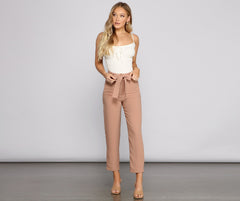 Pantalones cónicos clásicos de cintura alta con cinturón