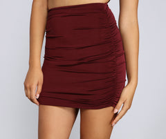 Minifalda fruncida deslumbrante y glamurosa