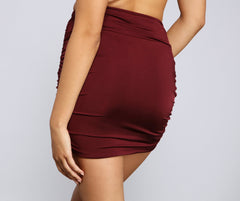 Minifalda fruncida deslumbrante y glamurosa