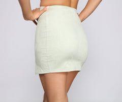 Minifaldas de ante sintético que elevan el listón