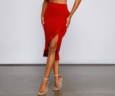 Dale un toque de estilo a tus faldas midi asimétricas con volantes