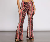 Pantalones acampanados con rayas florales y estilo bohemio