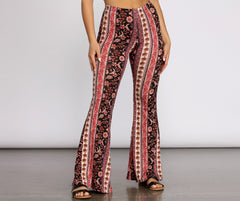 Pantalones acampanados con rayas florales y estilo bohemio
